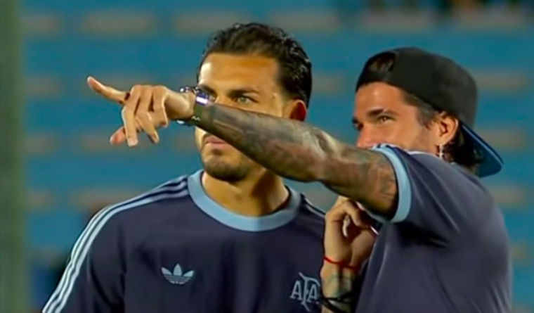 De Paul y Paredes charlando antes del duelo ante Uruguay. Foto: Captura