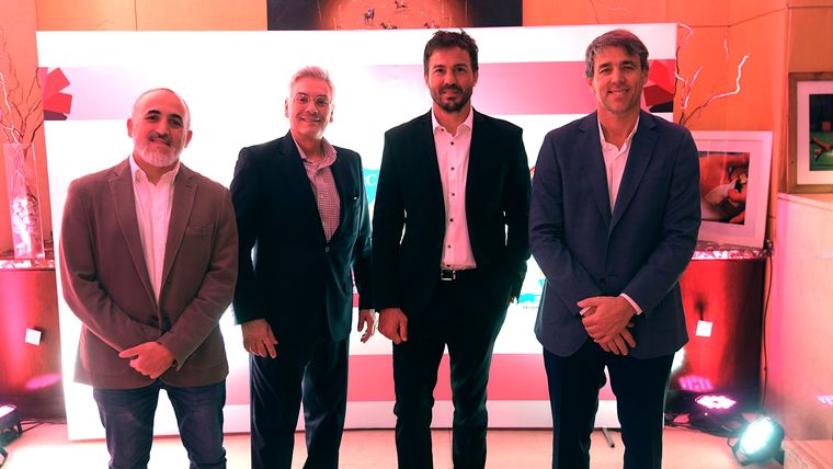 Los representantes de Supervielle junto a Juan Martín Hernández. Los representantes de Supervielle junto a Juan Martín Hernández.
