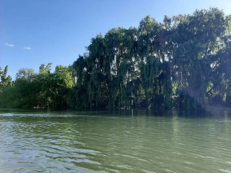 El hombre intentó cruzar el río y desapareció. Foto: NA.