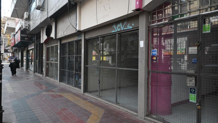 Comercios vacíos en el centro mendocino, una postal cada vez más frecuente.