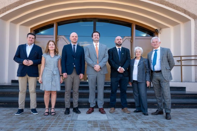 Las autoridades de Mendoza reunidos con las de La Rioja.&nbsp;