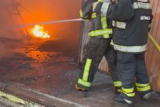 Bomberos intentan contener el fuego Foto: Archivo Bomberos intentan contener el fuego Foto: Archivo