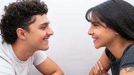 ¿Qué sucede después de 36 preguntas y 4 minutos de mirarse directo a los ojos?