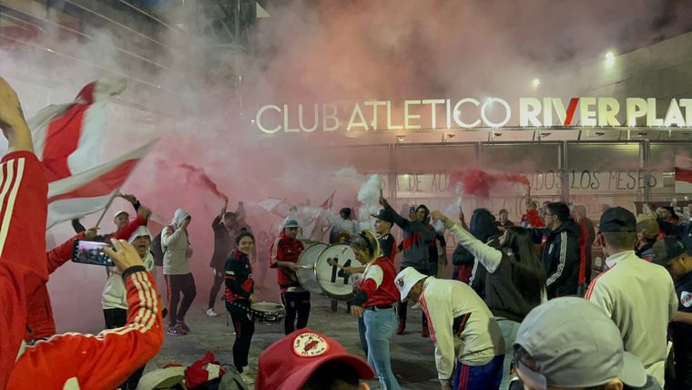 Los hinchas de River protestaron en el Monumental por los elevados precios. Foto: @gusty_lopez