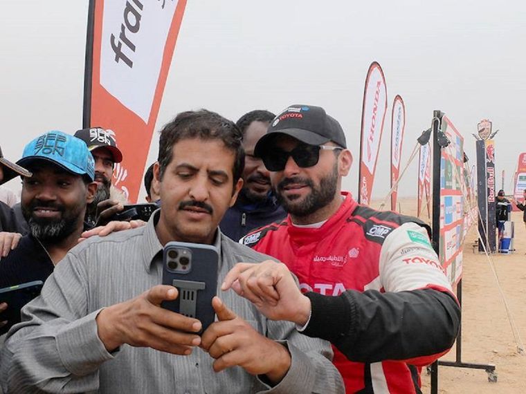 Los fanáticos le piden fotos a su ídolo, Yazeed Al-Rajhi. Foto: @dakar