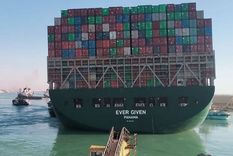 El buque Ever Given ha sido reflotado parcialmente este lunes, aunque se desconoce cuándo será liberado por completo y podrá reanudarse la actividad en el paso. Foto: GETTY IMAGES