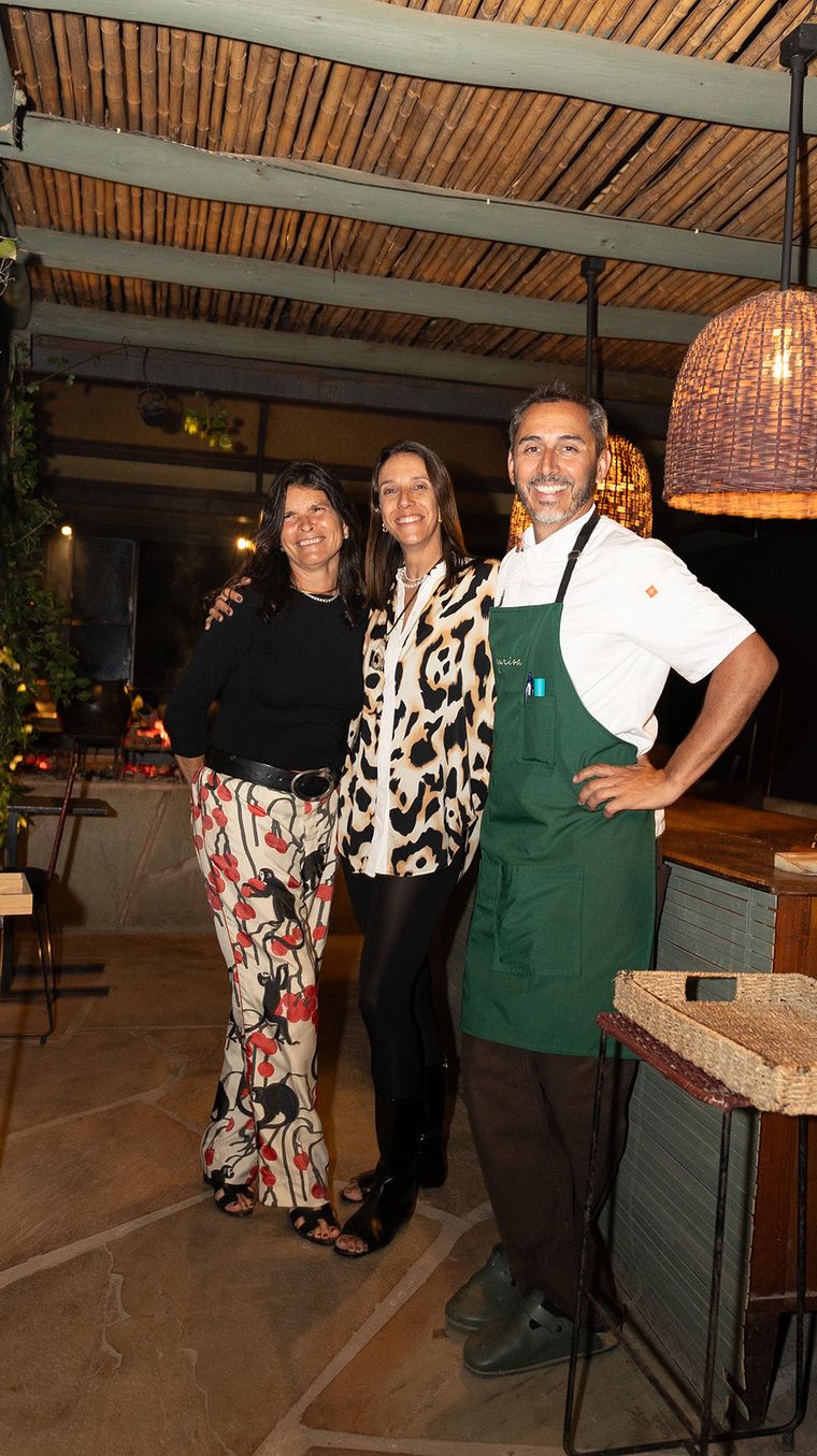 Negra Torres, Agustina Vela y Lucas Bustos en el restaurante Gurisa. Negra Torres, Agustina Vela y Lucas Bustos en el restaurante Gurisa.