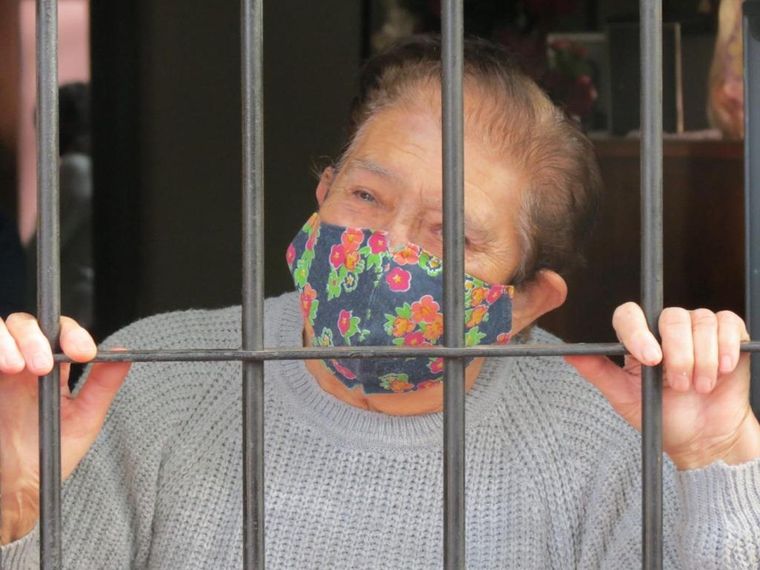 Rosa, emocionada, en la puerta de su casa. Foto: Municipalidad de Guaymallén