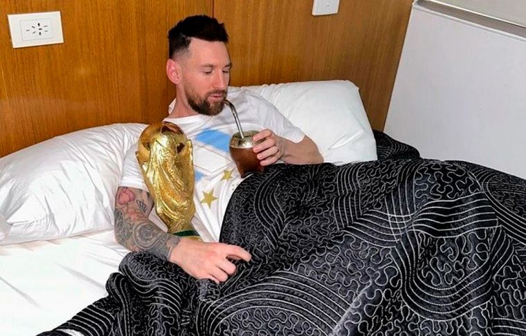La imagen de Leo Messi la mañana siguiente a ganar la Copa no podía excluir el clásico desayuno argentino.