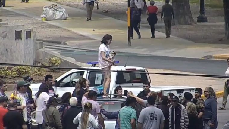 Una multitud se acercó para impedir que la mujer lanzara al bebé