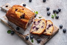 Puedes elegir el fruto rojo de tu gusto para preparar este delicioso budín Foto: Shutterstock