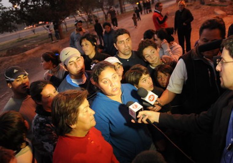 Los vecinos de Godoy Cruz pedían que les entregaran los materiales. Foto: Alf Ponce / MDZ