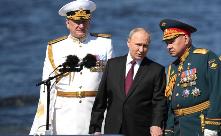 El presidente ruso se encuentra con el ministro de Defensa ruso y el almirante de la Marina rusa durante el desfile naval que marca el día de la Marina Rusa. Foto: Foto: Kremlin/dpa