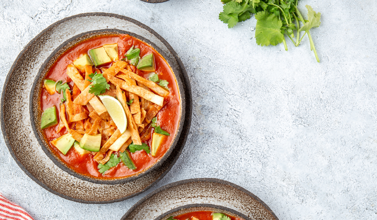 Aunque la receta suele servirse como entrada, muchos mexicanos la disfrutan como plato principal por su sabor intenso y su toque reconfortante.