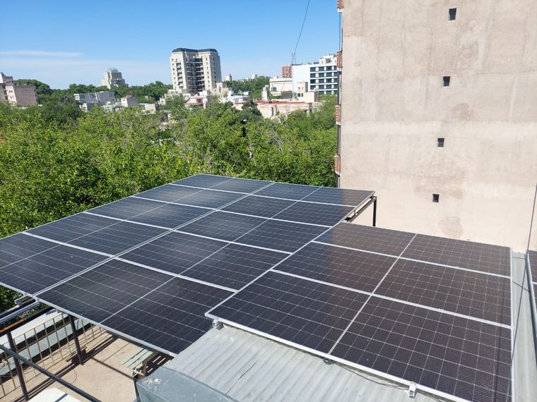 Los paneles solares, una opción eficiente y ecológica que reduce la dependencia de las redes convencionales de energía. Foto: Gentileza