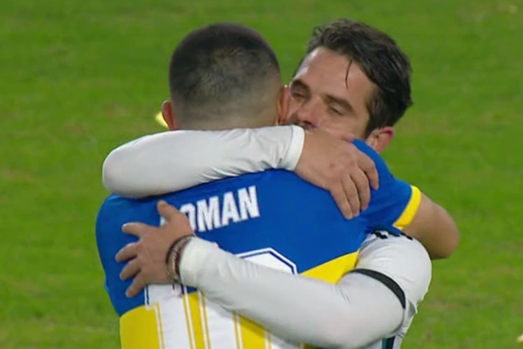 Gago y Román se abrazan durante la despedida del ídolo. Foto: Archivo