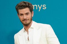 quienes son las dos mujeres con la que andrew garfield esta jugando a dos puntas