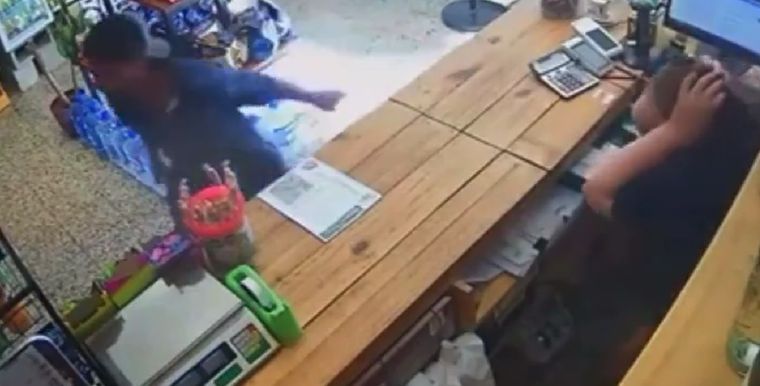El hecho ocurrió en un minimercado ubicado en el barrio San Carlos.  Foto: Captura de pantalla