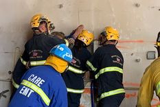 Instante en que retiran a la mujer. Foto: Bomberos del Condado de Orange / Twitter