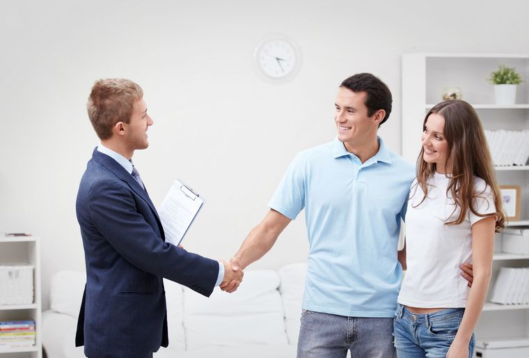 El cliente no busca una respuesta con algoritmos; busca una solución que lo haga sentir visto y valorado. El cliente no busca una respuesta con algoritmos; busca una solución que lo haga sentir visto y valorado.