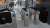 Ciclistas rompieron los molinetes de un parador del Metrotranvía. Ciclistas rompieron los molinetes de un parador del Metrotranvía.