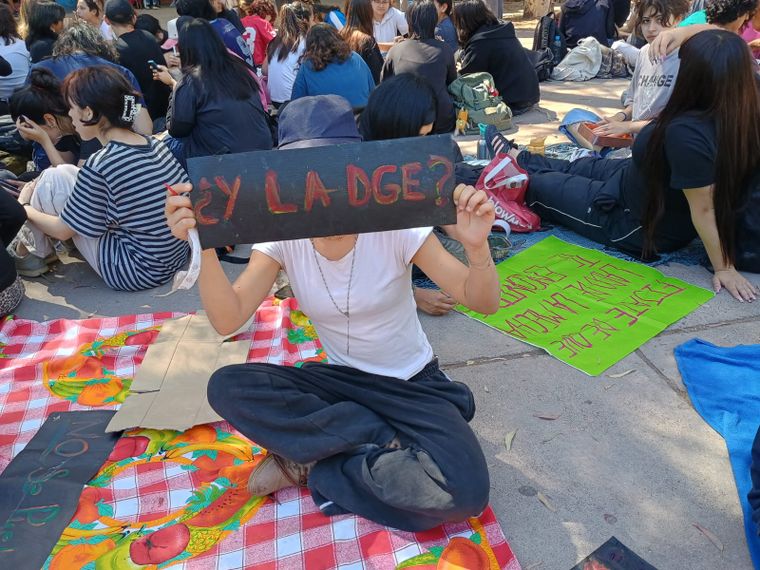 ¿Estudiar con ratas? La sentada de Bellas Artes que interpela a la DGE. ¿Estudiar con ratas? La sentada de Bellas Artes que interpela a la DGE.