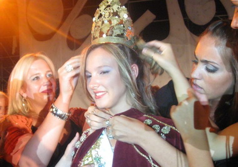 Erika Vanesa Gitto, al momento de ser coronada Reina de San Martín.