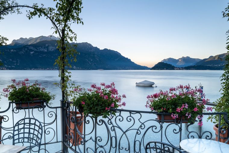 Rodeado de villas históricas y montañas, es el retiro favorito de artistas y empresarios en busca de privacidad. Rodeado de villas históricas y montañas, es el retiro favorito de artistas y empresarios en busca de privacidad.