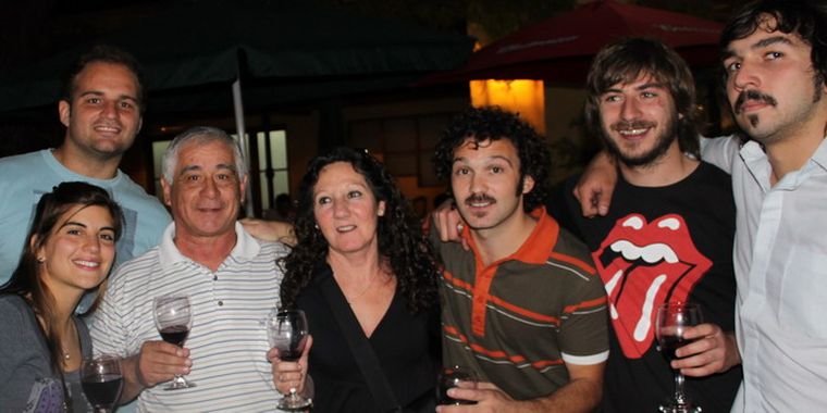 Manuel Sánchez y Jorge Oliva (con la novia y la esposa, respectivamente), Loly Marziani, Bruno Castorina y Paila Peña. Foto: Gentileza