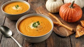 Cociná paso a paso la receta de sopa crema de calabaza más rica y cremosa. Cociná paso a paso la receta de sopa crema de calabaza más rica y cremosa.