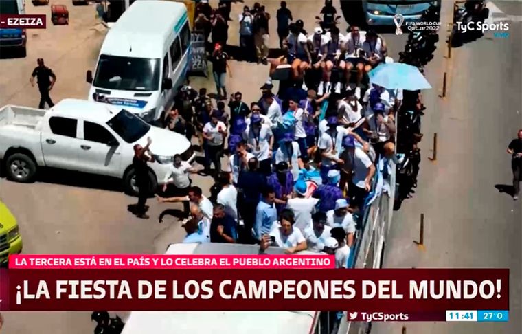 El micro de la Selección es una fiesta: la gente les agradece el logro eterno.