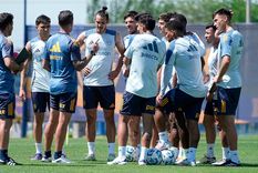 Gago relevó a dos futbolistas a entrenar con las inferiores. Foto: @bocajrsoficial Gago relevó a dos futbolistas a entrenar con las inferiores. Foto: @bocajrsoficial