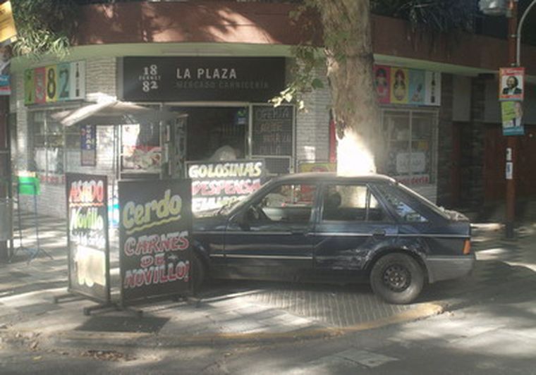 El Ford Escort terminó en la puerta de un comercio. Foto: MDZ
