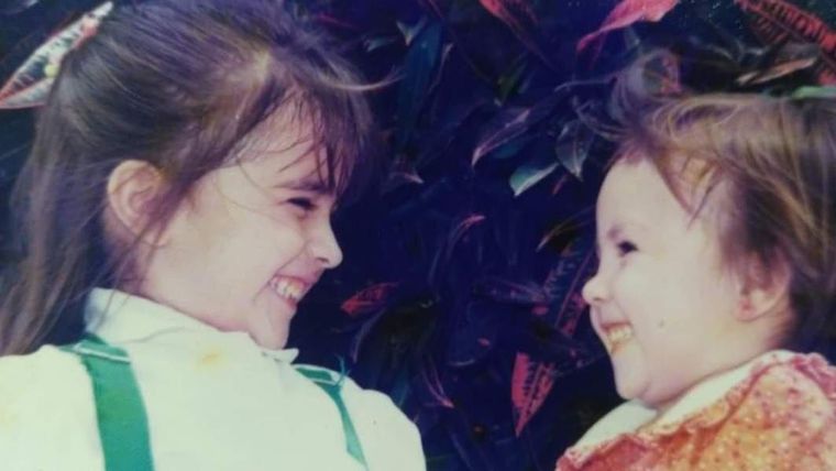 Vanessa y Angie Porras cuando tenían 5 y 4 años. La hermana menor quedó atrapada bajo los escombros en el terremoto de 1999.