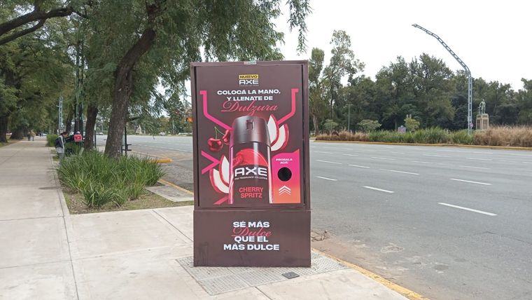 Los transeúntes solo deben acercar la mano para recibir una aplicación de las fragancias.