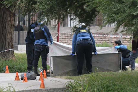 La Policía Científica trabajando este martes en Las Heras Foto: Alf Ponce Mercado/MDZ