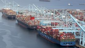 Decenas de buques con contenedores han estado esperando para descargar sus mercancías en puertos estadounidenses Foto: REUTERS