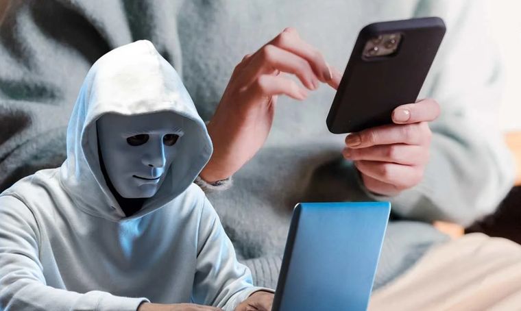 Apps desconocidas, mensajes borrados y fallos inesperados en el móvil infantil son señales clave de posible intervención digital. Apps desconocidas, mensajes borrados y fallos inesperados en el móvil infantil son señales clave de posible intervención digital.