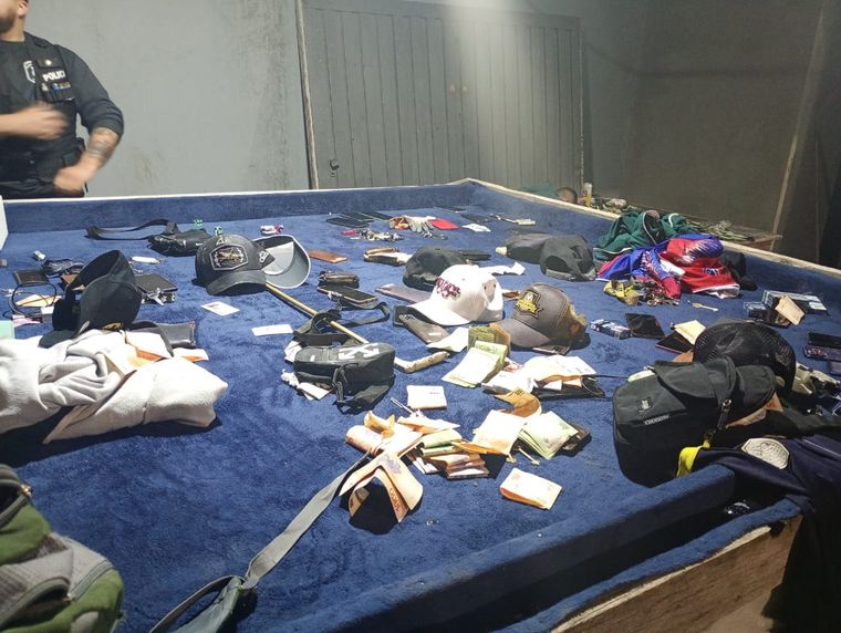 Los policías secuestraron dinero en efectivo, bebidas alcohólicas y elementos utilizados en los juegos de azar Foto: X Hechos y Derecho