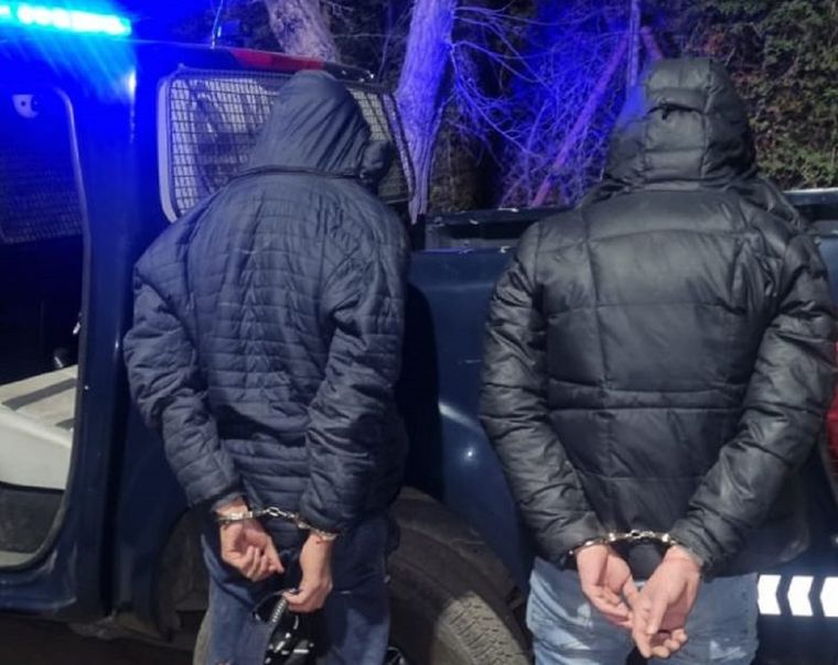 Dos de los tres detenidos. Foto: Ministerio de Seguridad