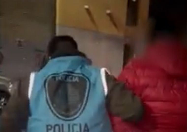 El detenido, acusado por un homicidio, se ocultaba en el conurbano bonaerense y había asumido la identidad de su medio hermano 
