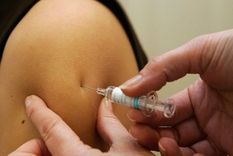 Las vacunas contra el coronavirus se inoculan en la parte superior del antebrazo. Foto: GETTY IMAGES