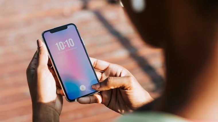 Los dispositivos electrónicos pueden verse dañados por el calor del verano. Foto: Freepik