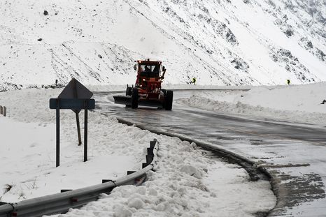 Las nevadas complican el sector más alto de la ruta 7 y Vialidad advirtió que en Las Cuevas la visibilidad es completamente nula. &nbsp;