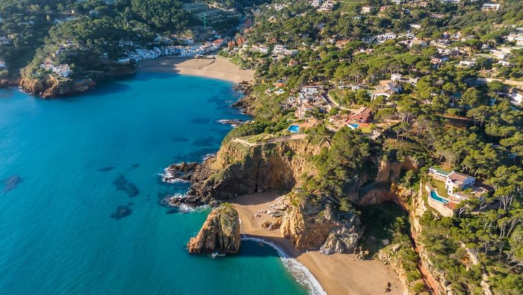 La playa de España que impresiona por sus colores y bosques.&nbsp;