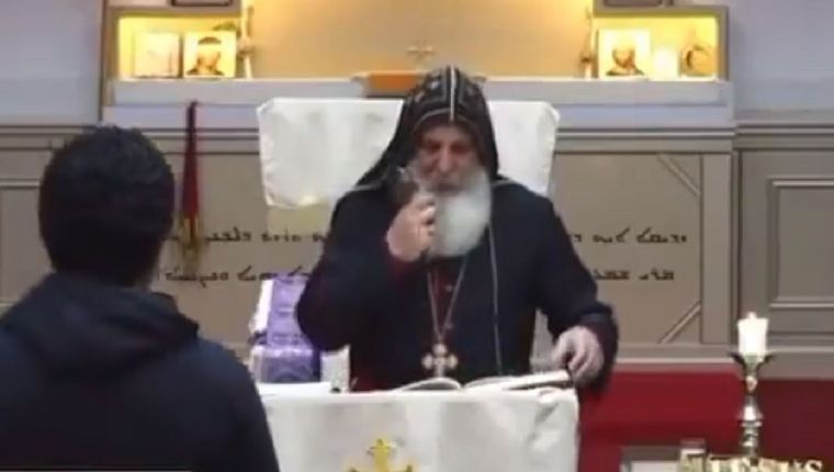 El momento del ataque al sacerdote. Foto: Captura de video