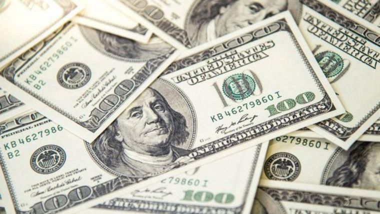 Las varias cotizaciones de dólar que tiene Argentina pegaron un salto tras los inesperados resultados de las primarias del domingo Foto: BBC
