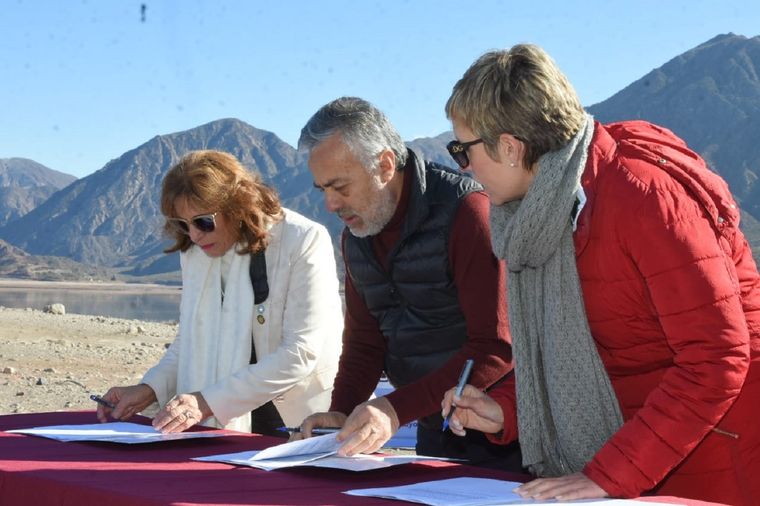 Sánchez, Cornejo y Latorre firmando el contraro en Potrerillos Foto: UNCuyo