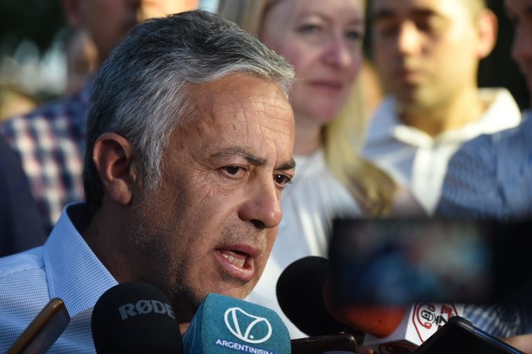 Cornejo garantizó el pago del aguinaldo y anticipó un pedido que le hará a Milei. Foto: Maximiliano Ríos / MDZ