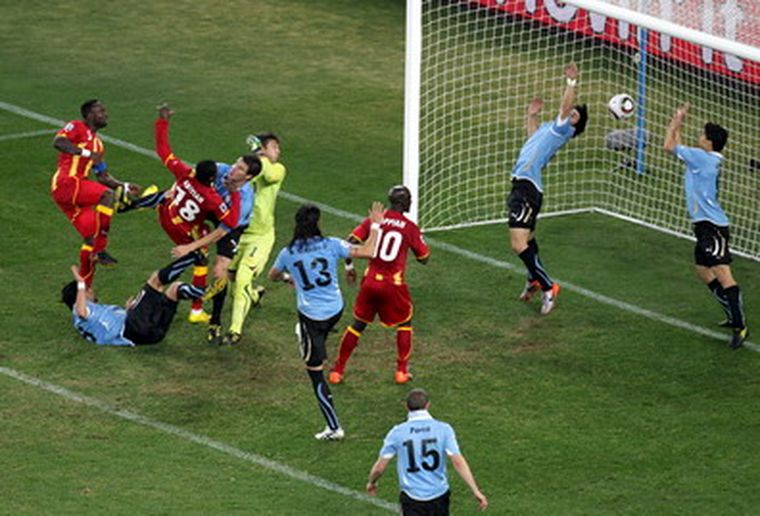 Luis Suárez en el momento de la mano. Foto: efe